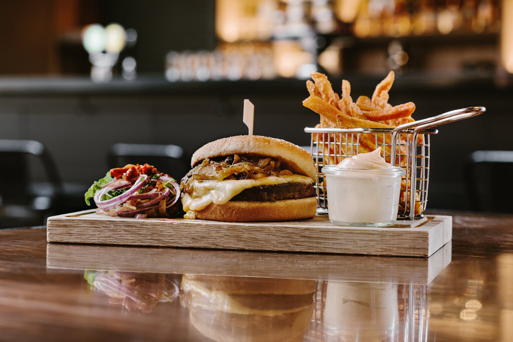 Urheberrecht: Jimmy Eriksson Scandic-Jarva-Krog-Restaurant-Hamburger.jpg